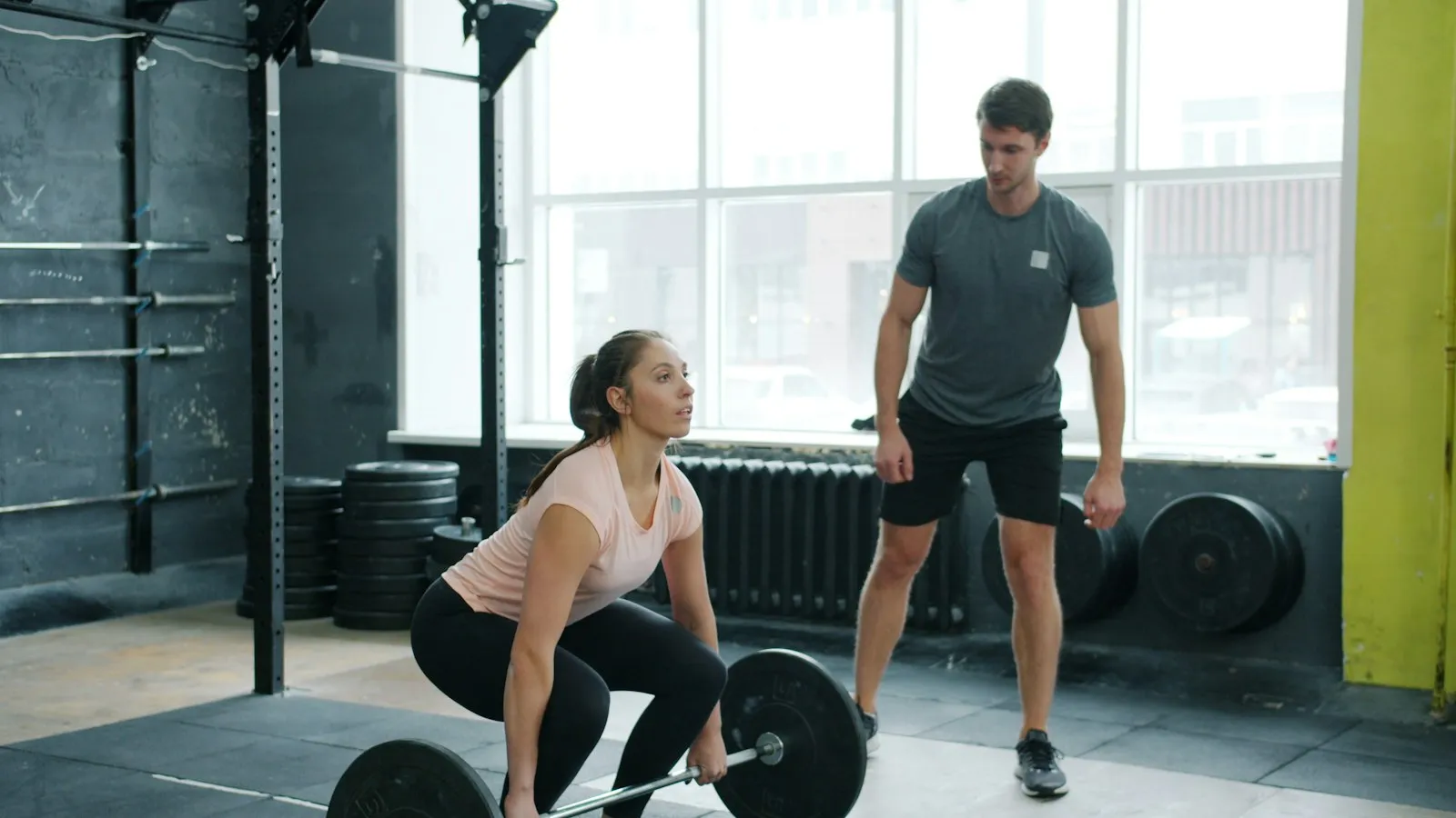 Entrenamiento con pesas en un gimnasio