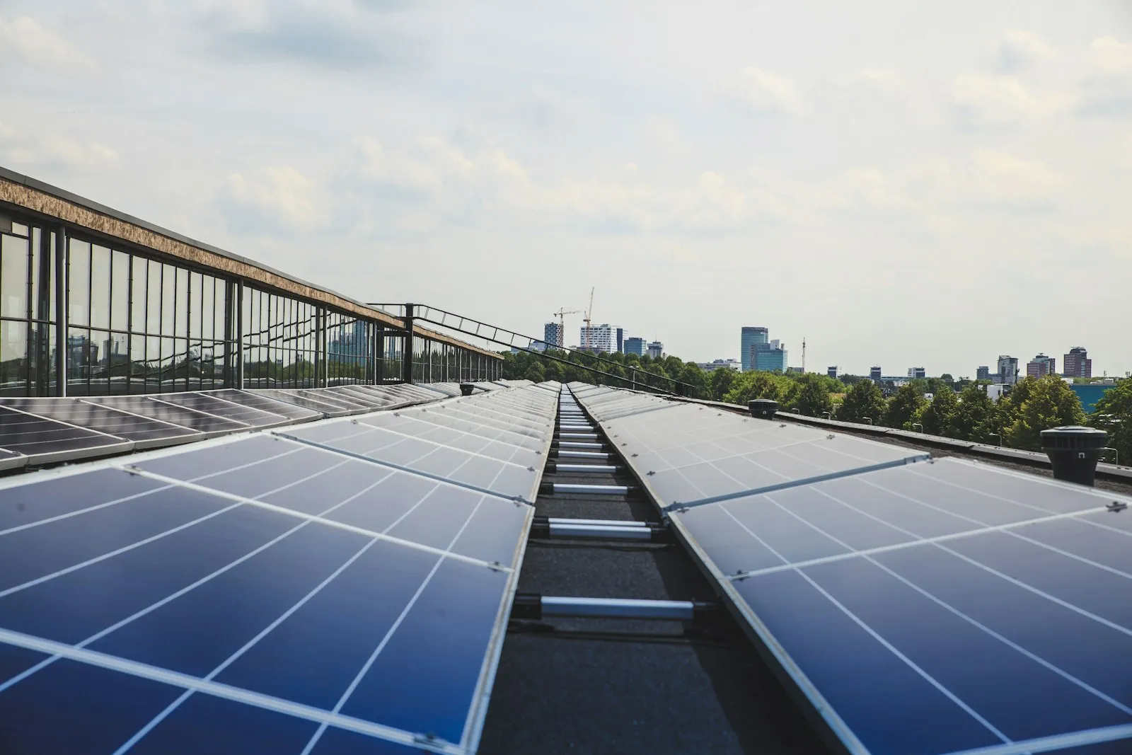 Placas solares sobre una cubierta con la ciudad al fondo