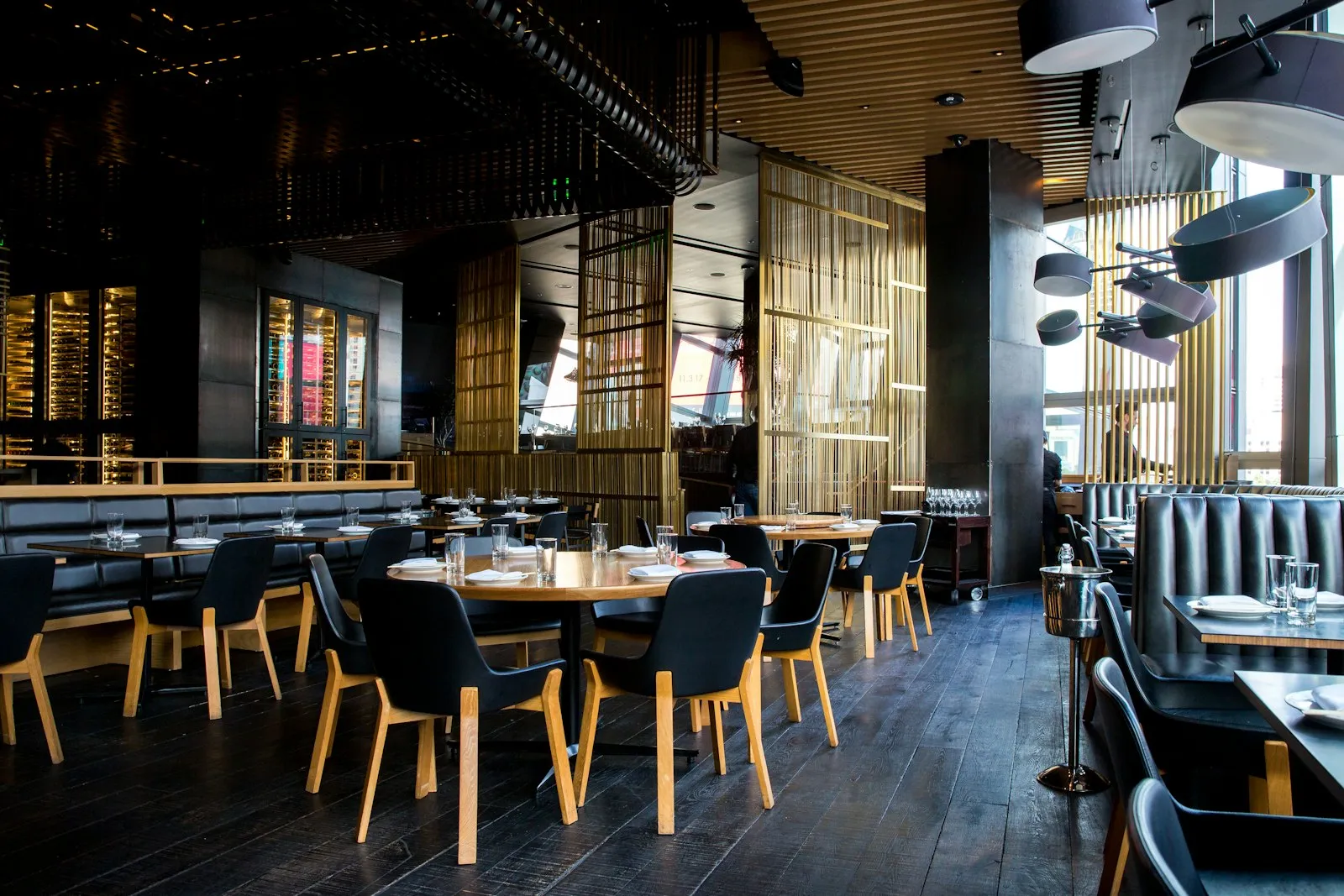 Sala de un restaurante con mesas y sillas de madera