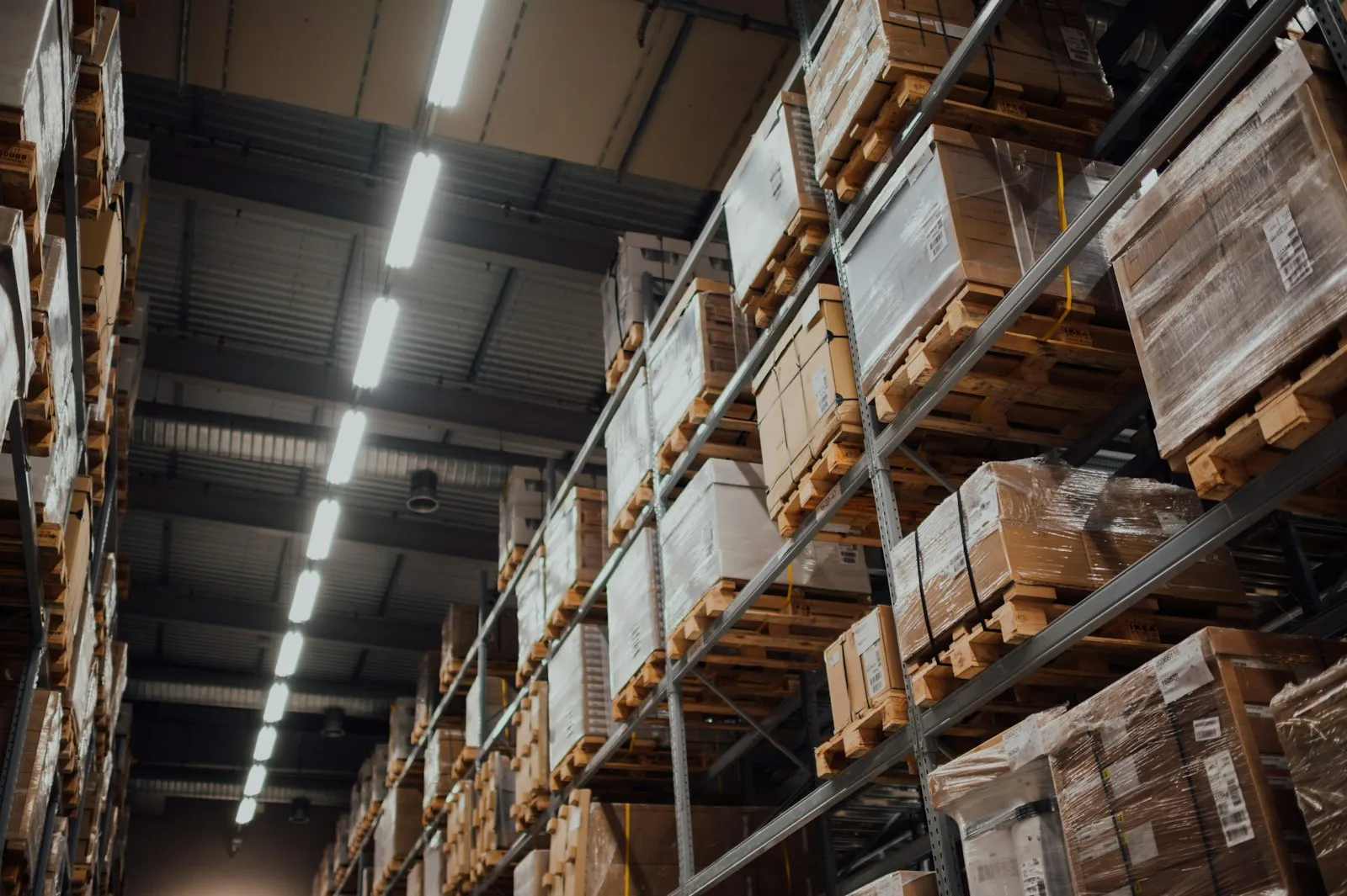Almacén logístico con estanterías y palés